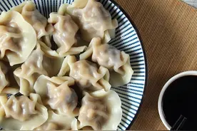 冷冻饺子冷水下锅还是热水，掌握煮饺子正确方法，饺子好吃煮不破图片