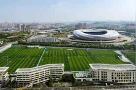 雨天导致场地积水，建业VS申花比赛延期换场进行图片