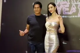 61岁齐秦状态佳，身材健硕胸肌发达，与超模贴身合照心情好图片
