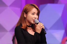 韩国美女洪真英，微胖的身材萌萌的表情太可爱了图片