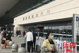记者实探郑州东站：乘高铁不再查验核酸检测证明和离郑证明，但仍有部分列车停运图片