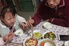 农民工背妻子打工8年未孕，妻子：我想给丈夫生个“别人的孩子”图片