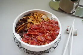 改良版腊味煲仔饭，味道香甜可口，秋季吃不上火，女儿天天喊要吃图片