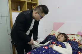 丈夫悉心照顾植物人妻子五年，妻子醒来后竟继续假装，结局感人视频封面