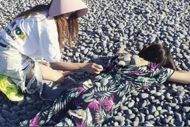 蔡依林出游穿清凉吊带玩水，给好友做石头SPA搞怪逗趣图片