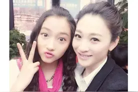 45岁李小冉自创“面部瑜伽”，每天10分钟变少女肌，白到发光图片