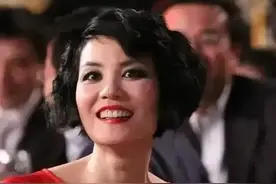 王菲真不适合化浓妆，没有“高级感”还显得有些俗气，看着不太美图片