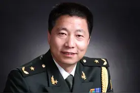 杨利伟是中国航天第一人，又是空军出身，为何却是陆军军衔？图片
