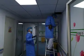 轻伤不下火线！医院里有个穿着纸尿裤干活的男人图片