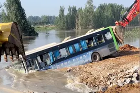 鹤壁决口终于合龙：司机新买的卡车“开进”决口，听副县长指挥跳车图片