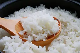 蒸米饭时直接加水是大错，多做一步，米饭粒粒分明，松软好吃图片
