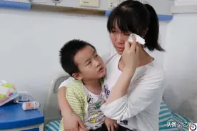 90后妈妈挺着孕肚洗被子，孩子早产后她痛哭：我害了儿子一辈子​图片