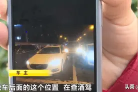 胆子真大！长沙一面包车深夜强行冲关！撞损三台私家车图片