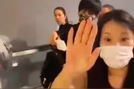 曝大张伟助理打掉粉丝手机！艺人拦都不拦住，递东西还被对方无视图片