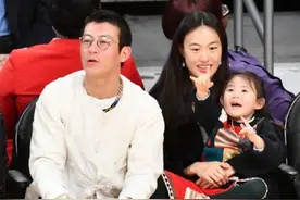 陈冠希简直就是宠妻狂魔，陪妻子穿“粉丝绸鞋”，成全场焦点图片
