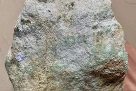 木纳手镯料，重量压手皮壳完整无裂，全身色花带缠绕皮壳紧扎细致图片