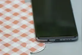现在才明白，原来手机上的小孔这么重要，现在知道不算晚图片