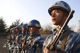 冲上抖音热门的抓贼少年，已经加入人民海军了图片