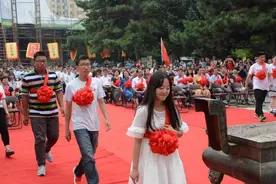 高考状元都出自什么家庭？看到父母的职业明白了，家庭背景不简单图片