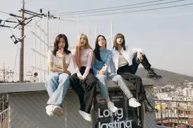 Jennie颜值真不错，穿针衫牛仔裤，同框队友清纯感十足图片