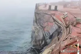 突发！青岛海域, 一锚泊油轮被撞, 液货舱破损! 10海里禁止驶入!...大雾惹祸?!图片