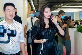 关晓彤亮相秋冬发布会现场，都市丽人这次玩得多大？图片
