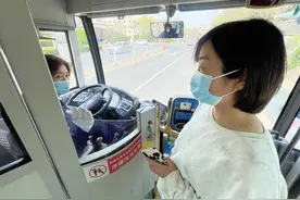 车上备下共享耳机，青岛开行“静音”公交车图片