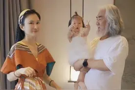 70岁张纪中再得子？妻子小腹隆起被疑怀三胎，本尊发文暧昧惹猜忌图片