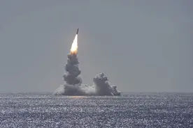 挑衅全世界，美国公布核弹规模，核轰已部署英国，矛头直指俄罗斯图片