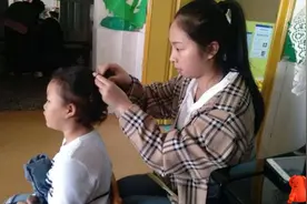 看到孩子被幼儿园老师扎的头发，宝妈心疼极了，老师：那你剪短发图片
