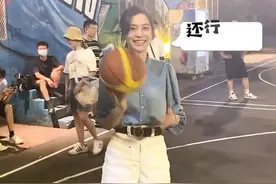 Angelababy夜生活真丰富，穿衬衫深夜打篮球，指尖转球一看就练过图片