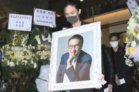 吴孟达出殡现场曝光，儿子手捧遗像眉眼像爸爸，遗孀双眼哭红肿图片