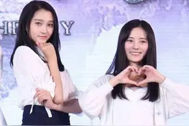 关晓彤与鞠婧祎同框照曝光，淑女VS熟女，感叹：岁月是把杀猪刀图片