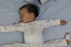 1岁萌娃睡觉姿势走红，掀开被子就是“一字马”，动作难度打满分图片