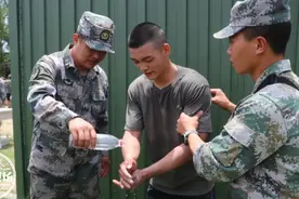 双杠屈臂伸349个！江西这名新兵打破纪录，一举夺魁图片