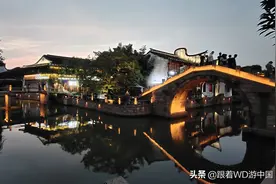 夜幕降临下的嘉兴月河历史街区，藏在现代都市里古色古香的美景图片
