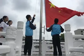 金寨二中隆重举行新学期升旗仪式图片