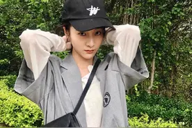张雪迎私服照更新，身穿灰色短袖西装外套，简约高级又时尚图片