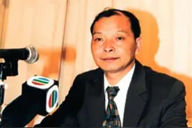 父亲嗜赌欠1亿赌债，儿子败家一顿饭花90万，百亿资产终会败光图片