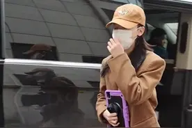 30岁吴谨言瘦成纸片人，体重仅92斤腿细似竹竿，被指神似鲁豫图片