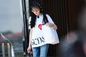 郑爽新综艺路透照，白T搭配蓝色牛仔裤，红雨靴很是扎眼图片