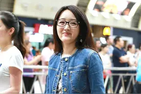杨钰莹披长发戴眼镜像女学生，牛仔碎花裙清新脱俗，却搭错了鞋子图片