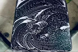 ​把钢化膜掰成世界名画，这帮人实在是太有才了图片
