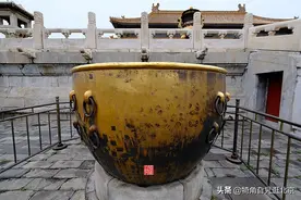 故宫乾清宫台基下陈设的明代鎏金铜缸图片