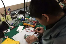 老电工因每天只工作3个小时，被老板开除，1年后老板娘嚎啕大哭图片