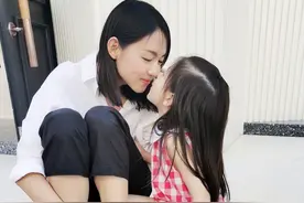 世界小姐张梓琳与女儿亲吻超有爱，4岁胖妹手长脚长暗藏超模潜质图片