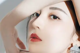 娜扎穿蝴蝶结连体裤配法式丝带 干练清爽不失优雅图片