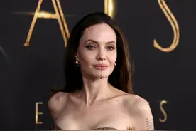 46岁朱莉亮相漫威新片首映，穿露肩长裙好美，嘴上的唇钉亮了图片