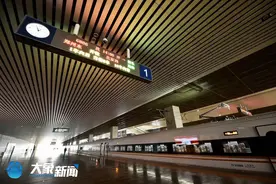 金凤凰来了！中国铁路郑州局集团首次开行“复兴号”动车组图片