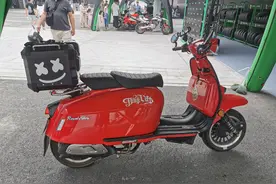 路边快递小踏板竟卖3.68万 百公里3L油 上下班代步还不如雅迪图片